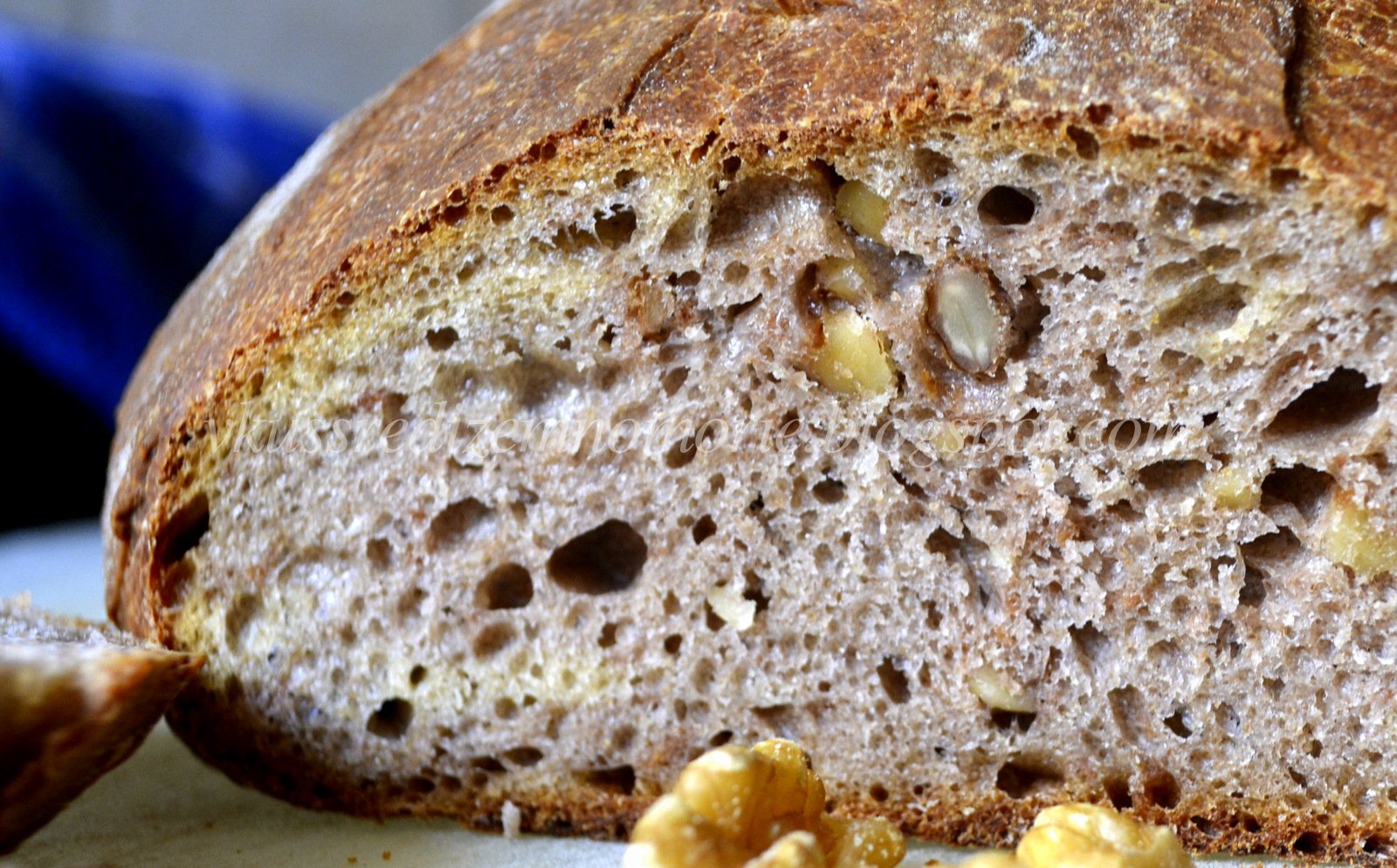 Цельнозерновой бездрожжевой хлеб рецепт. Хлеб Кернброт. Бездрожжевой хлеб. Хлеб цельнозерновой бездрожжевой. Швейцарский хлеб.