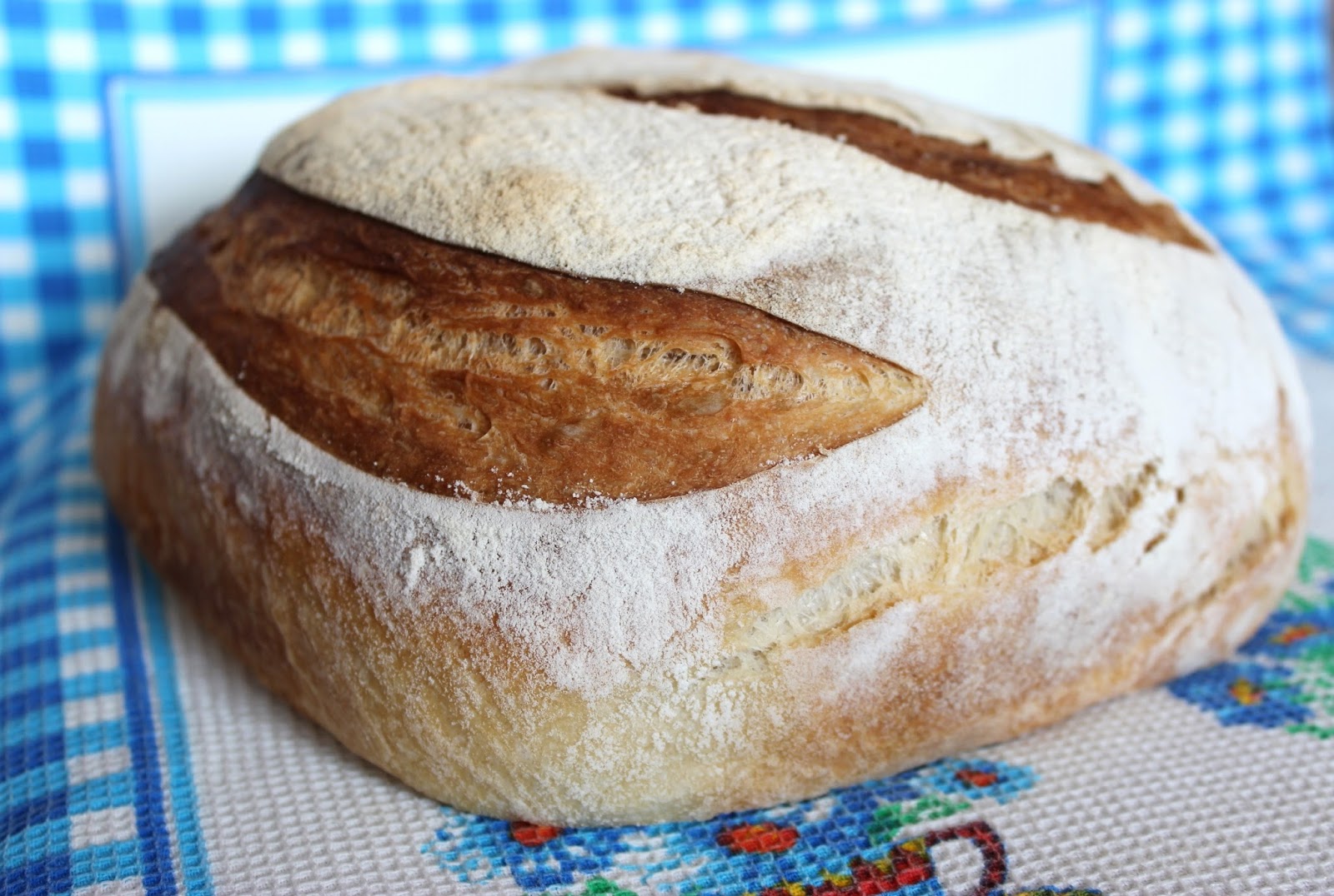 Домашний бездрожжевой хлеб на закваске рецепт. Французская булка на закваске. Бездрожжевой хлеб на закваске. Сэндвичи на хлеб на закваске. Булочка лента французская на закваске.