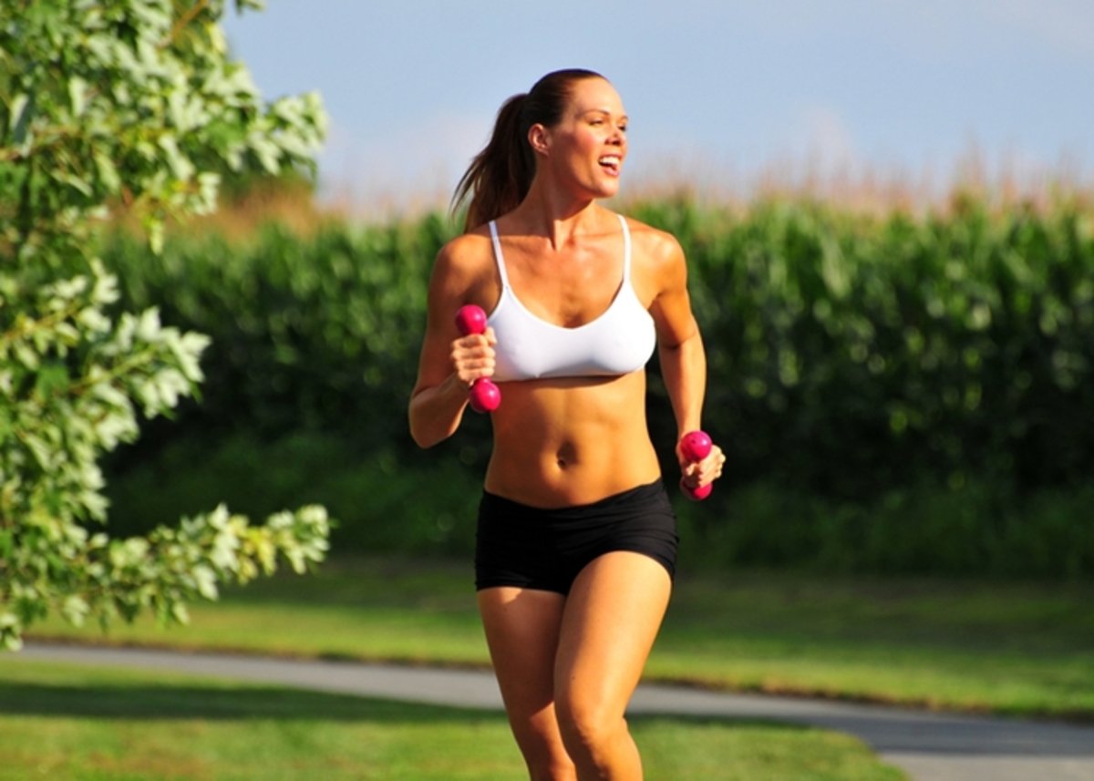 Бег утром или вечером. Спорт хорошая физическая форма. Утренний бег на преимущество. Питание при беге. Влияние бега на тело женщины фото.