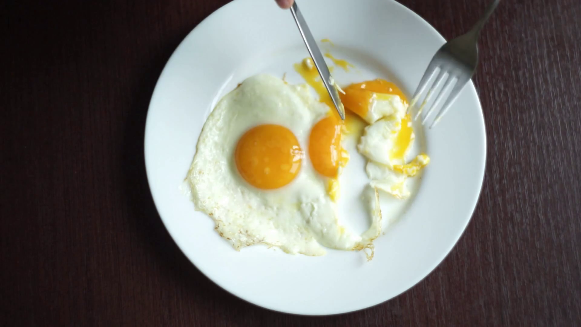 Желток яйца калорийность 1 шт. Яйцо в смятку жареное. Калораж глазуньи. Яичница поджаренная в смятку. Яйца всмятку на завтрак.