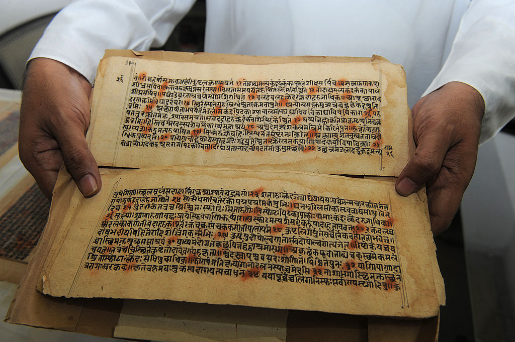 древние книги в руках человека