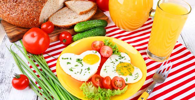 Правильный завтрак для похудения позволяет стабилизировать метаболизм и вывести из организма лишнюю жидкость.