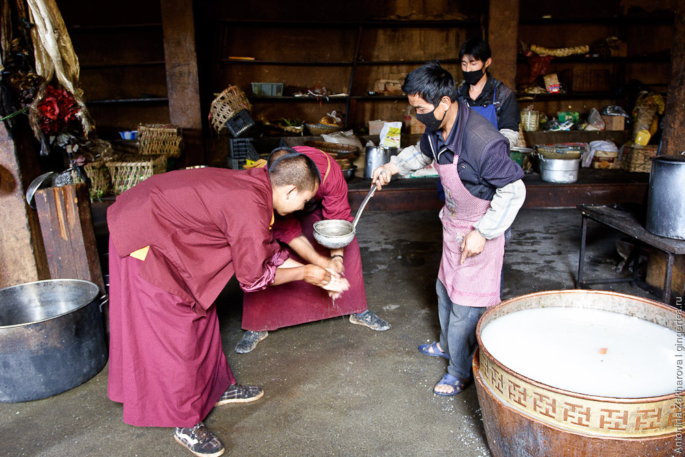 Монахи едят мясо. Монастырская кухня в монастыре. Обед в тибетском монастыре. Что едят монахи. Монахи едят рыбу.