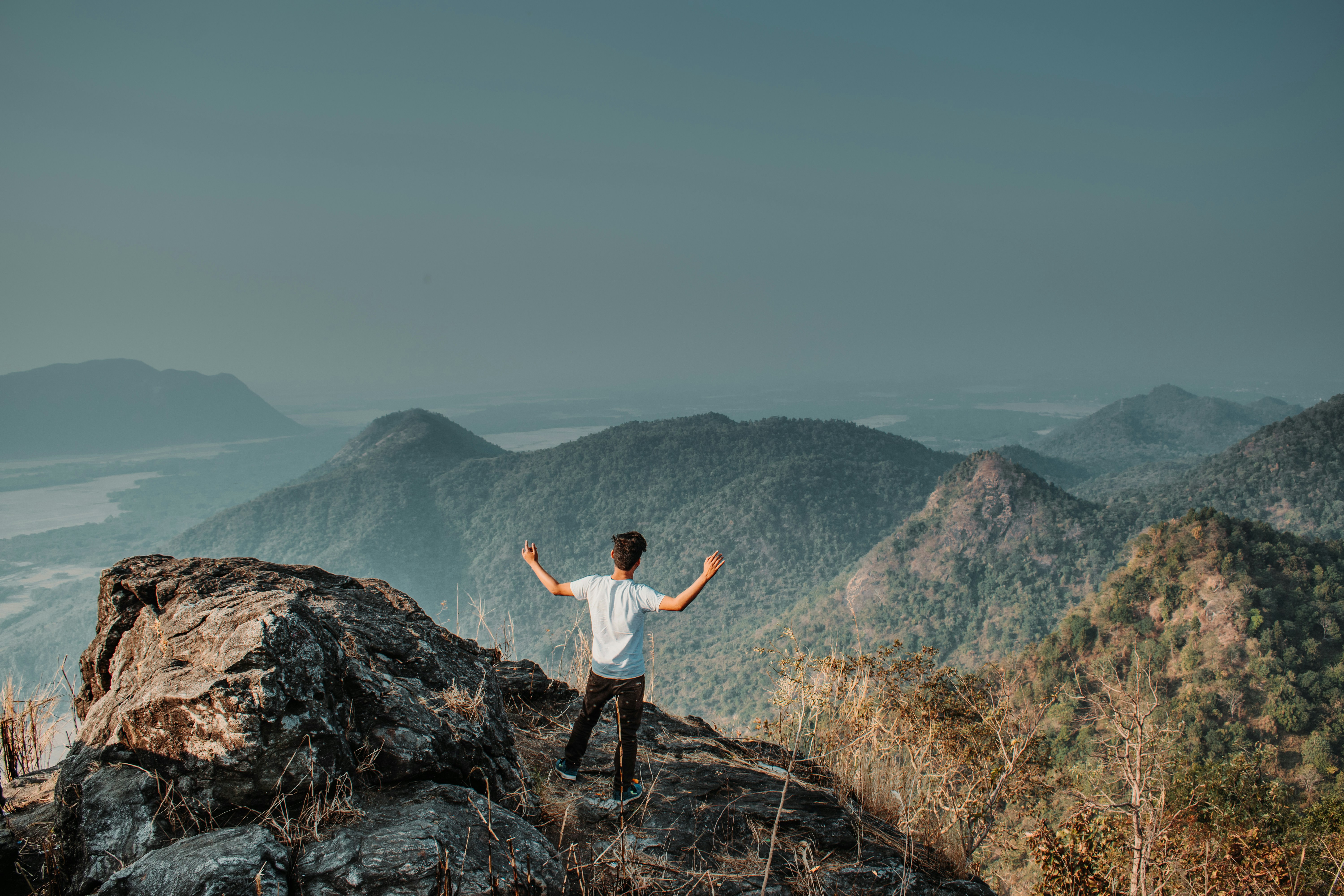 Воздух в горах. Свежий воздух горы. Человек на высокой горе Unsplash. Атмосфера в горах эмоции.