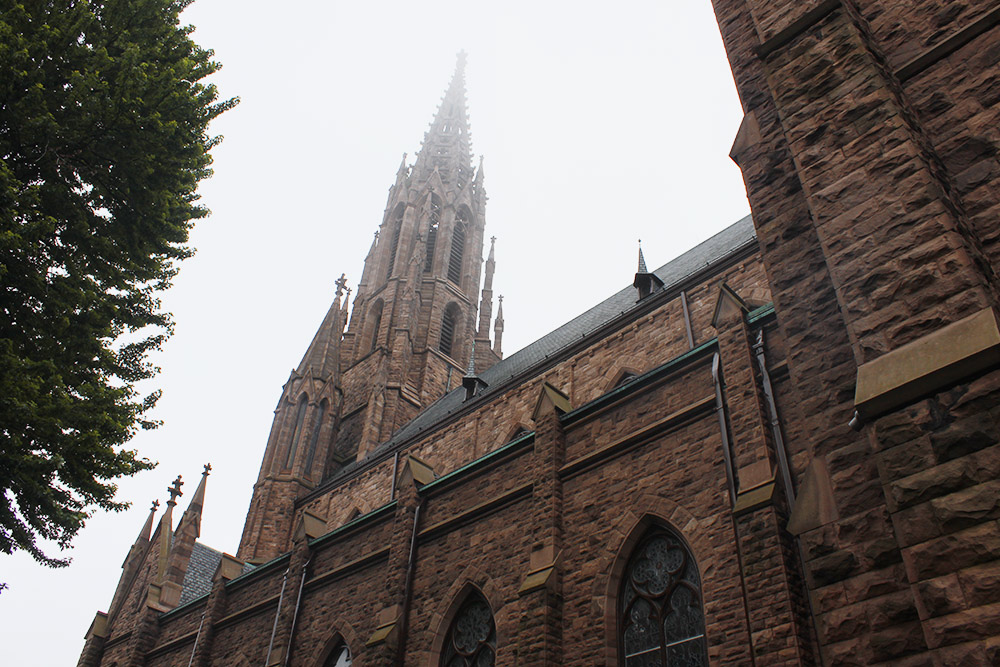 Из-за утреннего тумана красный шпиль церкви St. Louis издали было почти не видно