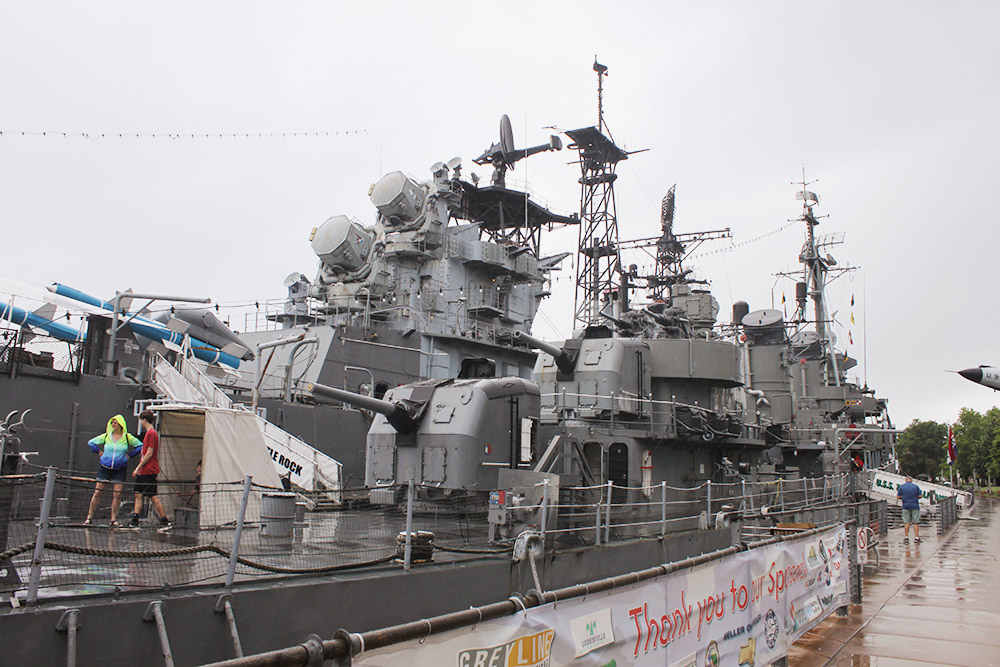 USS Little Rock — такой же символ города, как крейсер «Аврора» для&nbsp;Петербурга. Весной и осенью дети могут почувствовать себя настоящими моряками и провести ночь на&nbsp;борту Little Rock на тех самых койках, где отдыхал экипаж судна. Билет стоит 55 $ (около 4015 <span class=ruble>Р</span>) с&nbsp;человека, в&nbsp;стоимость включены завтрак, обед и экскурсия