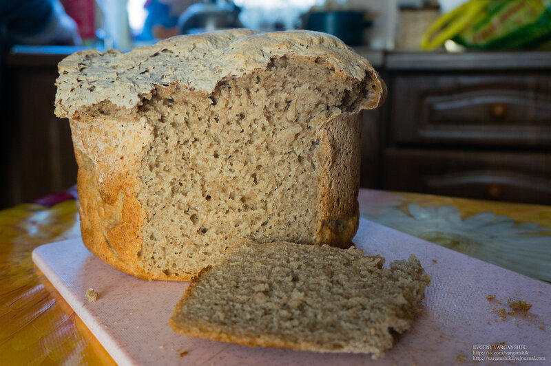 Домашний бездрожжевой хлеб в духовке на закваске. Ржаной хлеб на закваске. Бездрожжевой хлеб на закваске. Хлеб на ржаной заква ке. Цельнозерновой хлеб на закваске.