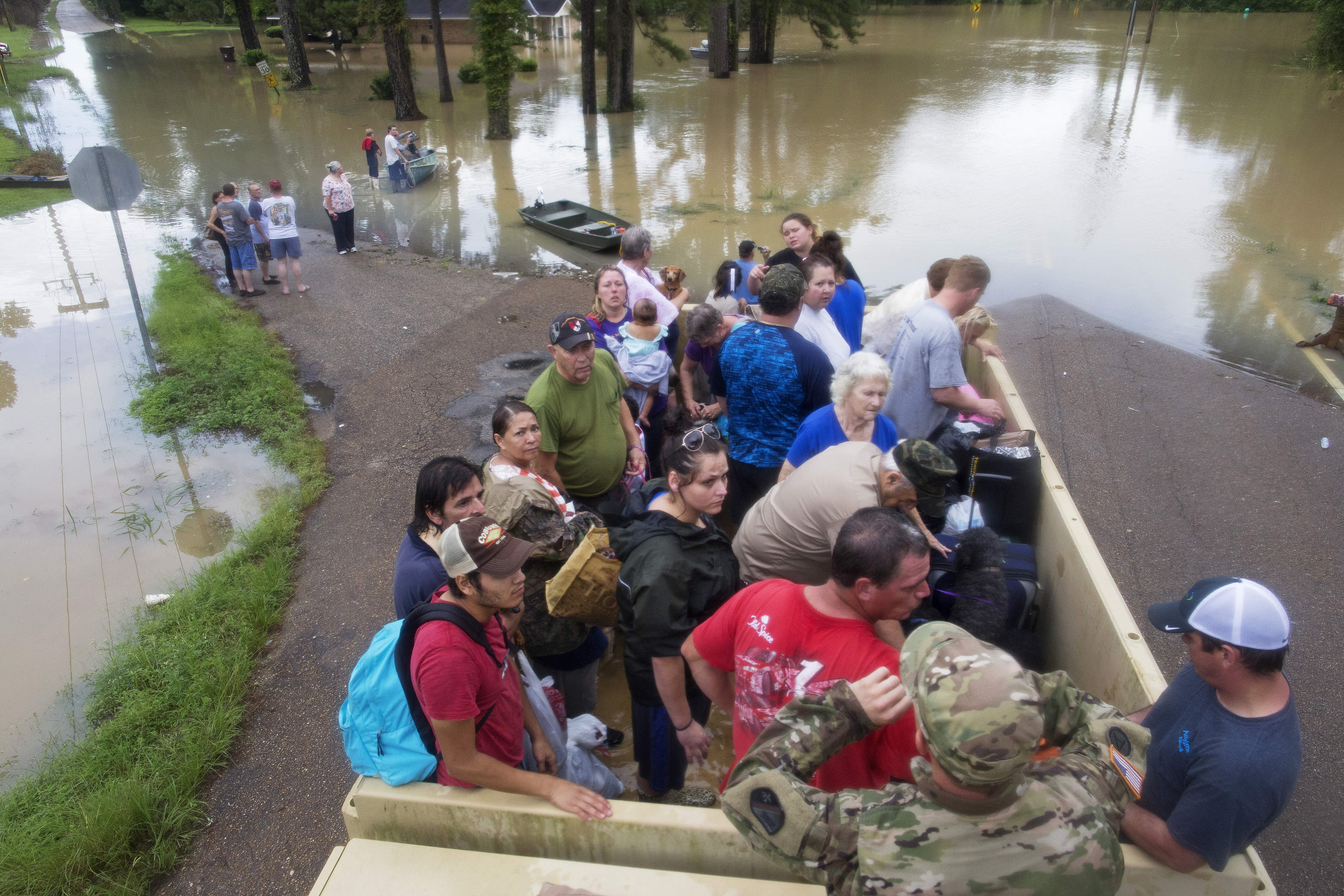 Ситуация в дубае сегодня с наводнением. Наводнение в Луизиане. Нью Орлеан затопило. Самый известный случай наводнения. Люди до наводнения игра.