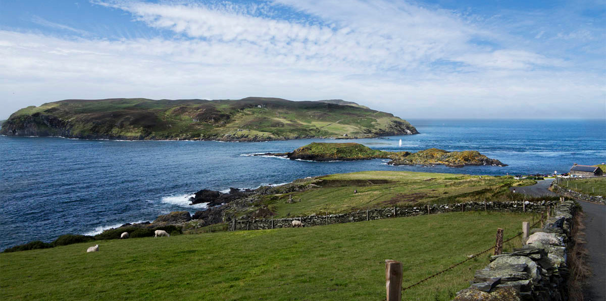 The isle in the irish sea. Остров Мэн Великобритания. Остров Мэн Ирландия. Британские острова остров Мэн. Остров Мэн в ирландском море.