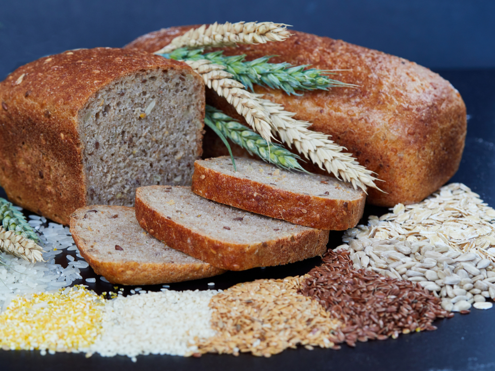 Ржаной хлеб и пшеничный хлеб.