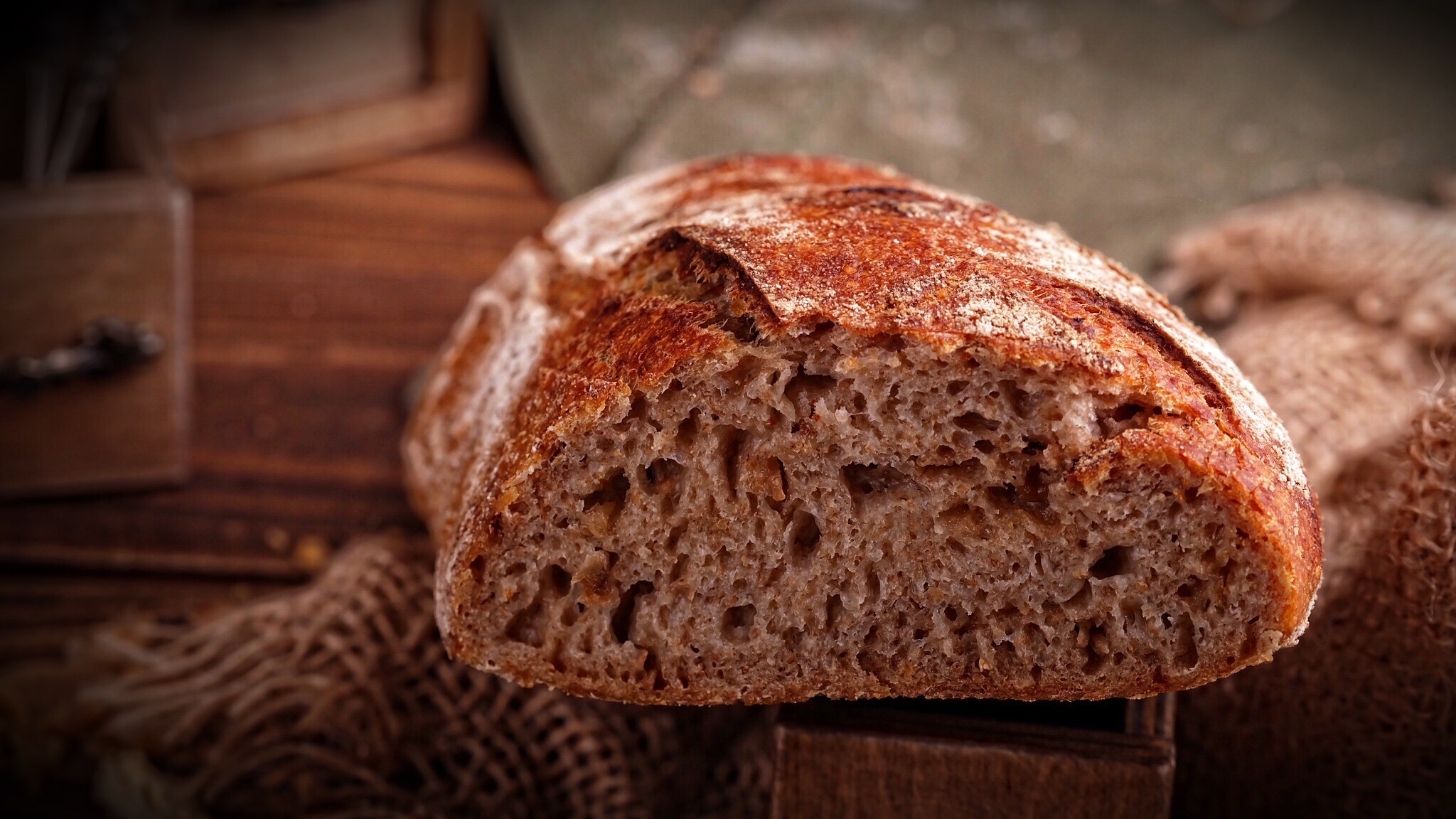Подовой домашний хлеб. Хлеб картофельный подовый. Лахти хлеб. Хлеб ржаной подовый. Коричневый хлеб.