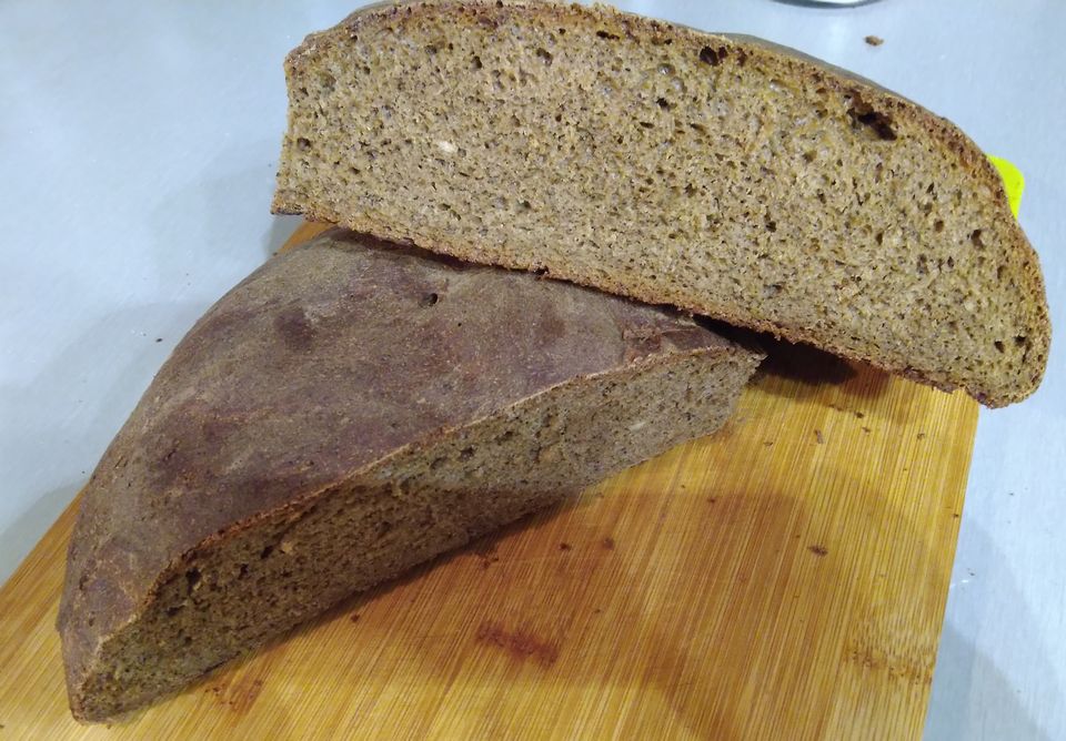 Вкусный черный хлеб в духовке. Ржаной хлеб Кыштымский. Хлеб из ржаной муки в духовке. Черный ржаной хлеб. Хлеб с ржаной мукой в духовке.