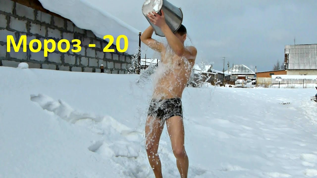 Видео после бани. Закаливание снегом. Обливание холодной водой. Обтирание снегом закаливание. Купаться в снегу.