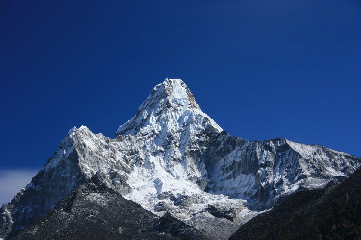 На сегодняшний день на горе Эверест погибло более 240 человек. 