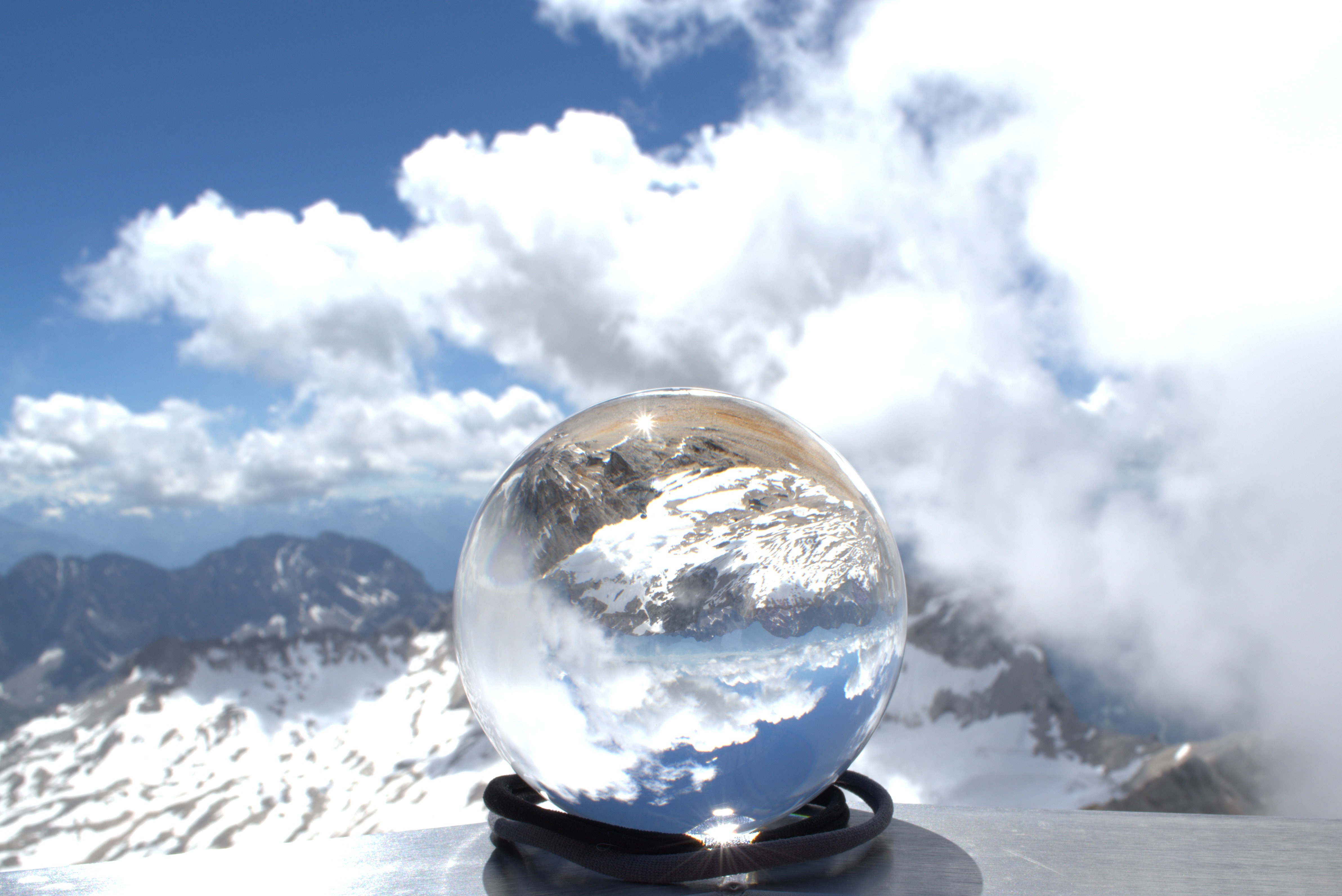 В горах воздух более. Шар стеклянный. Воздух в горах. Стеклянный шар отражение. Отражение в шаре.