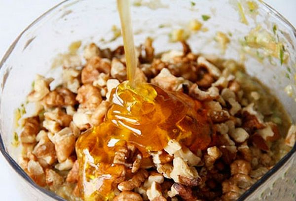 смесь мед с орехами разных сортов 