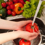 Тщательно мыть овощи и фрукты