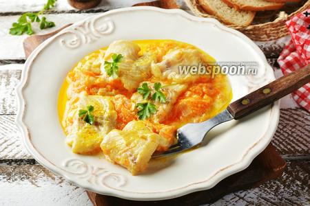 Фото рецепта Минтай тушёный в сметане с луком и морковью