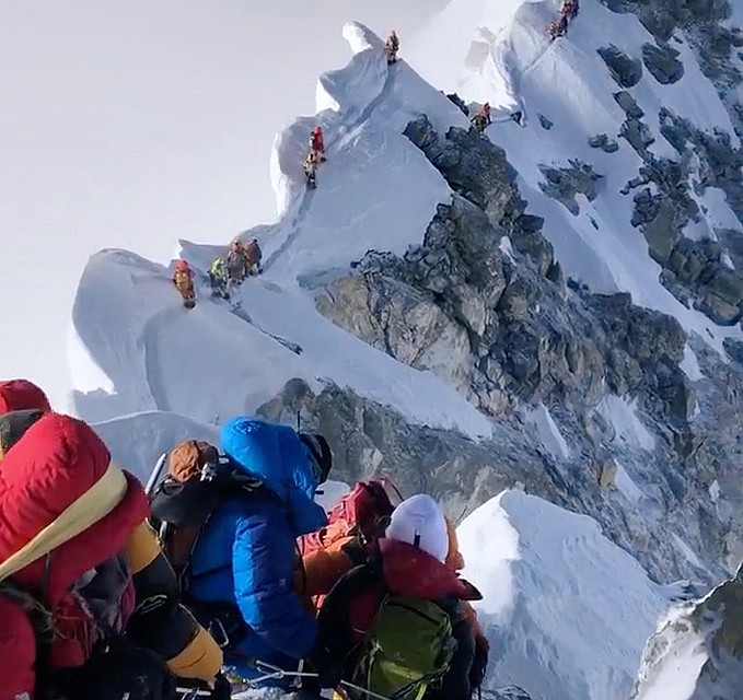У пика самой высокой горы Земли образовалась самая настоящая очередь из желающих покорит Эверест. Фото: REUTERS