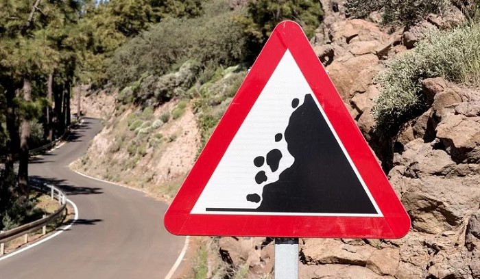 Знак предупреждает об опасности камнепадов