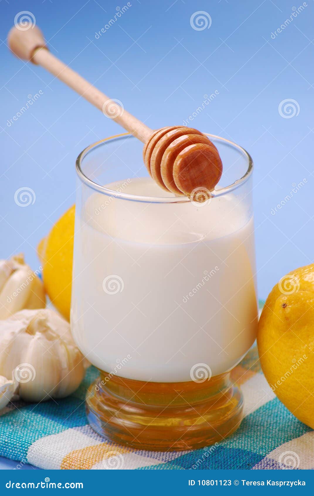 Молоко мед и масло пить. Молоко и мед. Горячее молоко с медом. Стакан молока с медом. Чеснок молоко и мед.