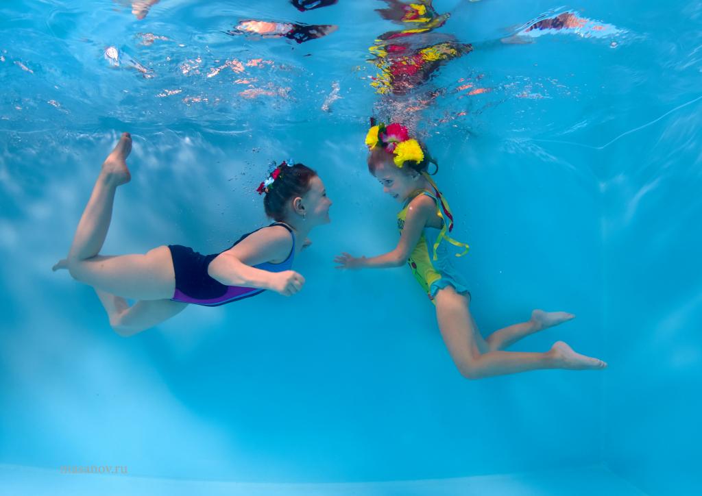 Можно научиться плавать взрослому. Водные виды спорта в бассейне. Упражнения для детей в бассейне 8-9 лет. Алиса как научиться плавать. Как научиться плавать в бассейне детям 9 лет.