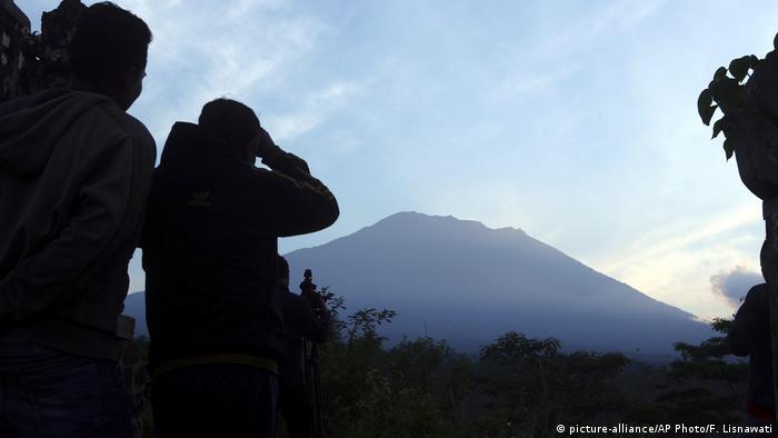 Observers facing Mount Agung in Indonesia (picture-alliance/AP Photo/F. Lisnawati)