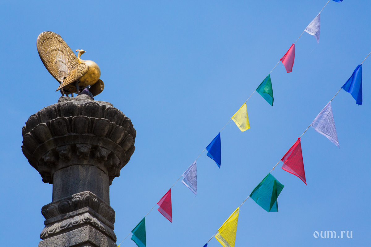 Катманду, статуя, флажки